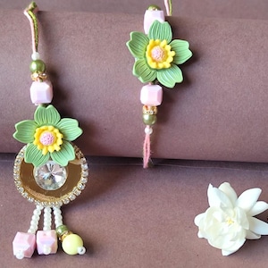 Élégante paire de Rakhi-Lumba pour Bhai-Bhabhi Ensemble artisanal de Rakhi-Lumba Raksha Bandhan Cadeau pour soeur et frère Rakhri avec Roli Chawal, carte