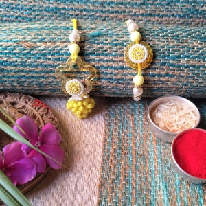 Ensemble Bhai-Bhabhi Rakhi/Paire Rakhi-Lumba artisanal Raksha Bandhan Cadeau pour soeur et frère Rakhi Rakhri traditionnel avec Roli Chawal, carte