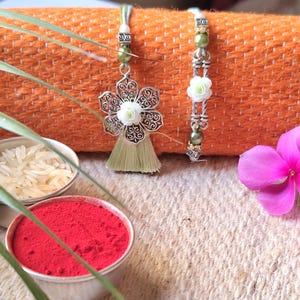 Élégante paire de rakhi-lumba pour bhai-bhabhi, ensemble artisanal de rakhi-lumba, raksha bandhan, cadeau pour soeur et frère Rakhri avec roli chawal, carte