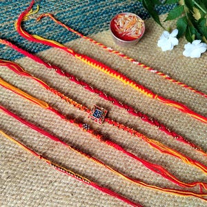 Juego de 7 Om Rakhi asustados para hermanos hechos a mano Raksha Bandhan tradicional Bhai Bhaiya Rakhis regalo festivo indio con Roli Chawal y tarjeta