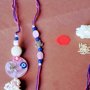 Élégante paire de rakhi-lumba mauvais oeil pour Bhai-bhabhi ensemble rakhi-lumba artisanal Raksha bandhan boîte cadeau porte-bonheur avec roli chawal, carte