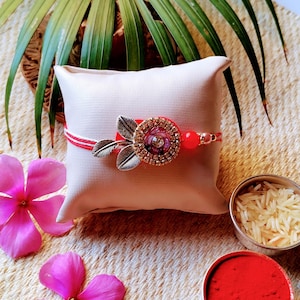 Rakhi tradicional elegante para irmão, contas artesanais e fio sagrado de pedra, presente Raksha Bandhan, Rakhi elegante com Roli Chawal e cartão