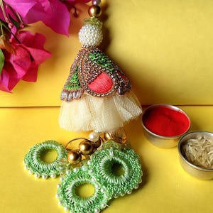Lumba Rakhi de créateur pour bhabhi/soeur Lumba fait main avec glands Festival de l'Inde Charm Raksha Bandhan Cadeau avec Roli Chawal et carte