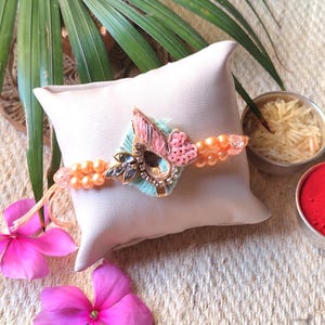 Rakhi traditionnel brodé pour frère, perles artisanales et fil sacré en pierre Raksha Bandhan Rakhri Rakhi cadeau avec Roli Chawal et carte