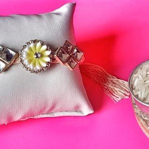 Rakhi traditionnel élégant pour frère, perles et fil sacré faits main en pierre Raksha Bandhan Rakhri, cadeau Rakhi avec Roli Chawal et carte