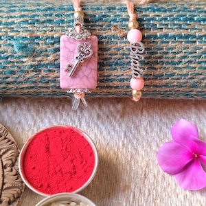 Ensemble unique de Bhai-Bhabhi Rakhi/paire de Rakhi-Lumba fabriqués à la main Raksha Bandhan cadeau pour frère « Bhaiya » Script Rakhi Rakhri avec Roli Chawal, carte