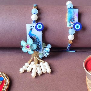 Hermoso par Rakhi-Lumba de mal de ojo para Bhai-Bhabhi Conjunto Rakhi-Lumba hecho a mano Caja de regalo Raksha Bandhan con Roli Chawal, tarjeta