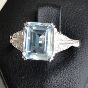 18 K white gold ring with marine water and natural diamonds.