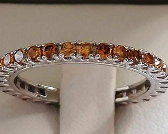 Ehering aus 18 kt Weißgold mit einer Runde gelber Diamanten im Brillantschliff. Die Diamanten sind natürlich.