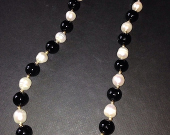 Retro necklace with onyx freshwater pearls and 18K yellow gold