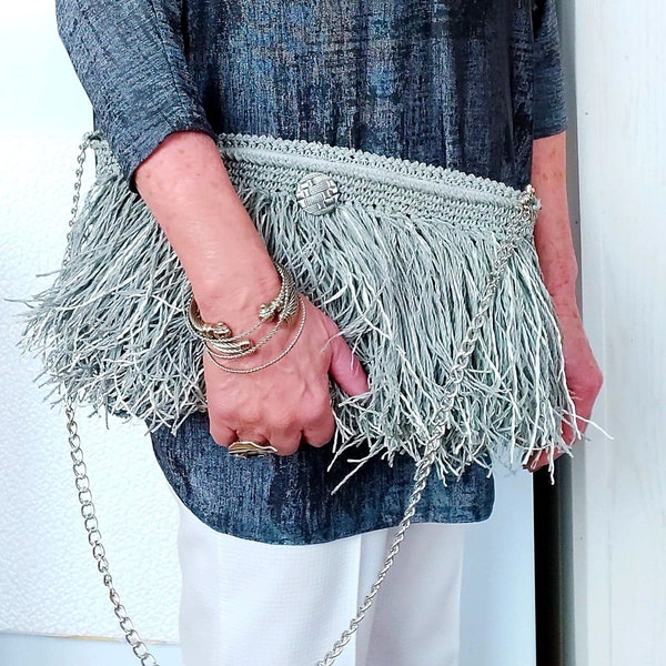 Pochette grise avec franges grises/blanches, pochette poilue faite main, cluth de couleur confort au crochet avec poignée et chaîne de poignet, sac à main gris Crossbody