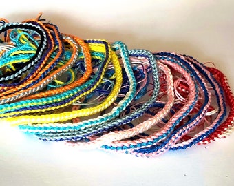 Tobilleras de surfista multicolores estrechas pilas para mujeres y hombres Pulseras delgadas unisex boho Pulseras de amistad de algodón trenzado Joyas del festival