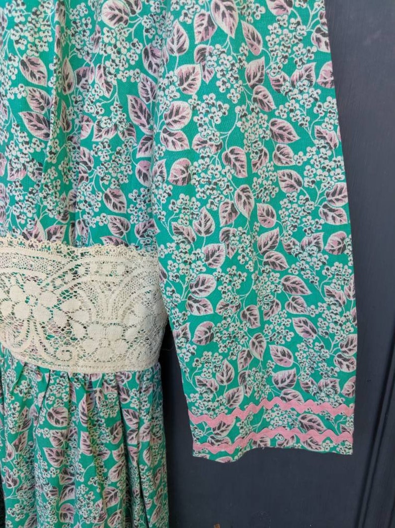Vintage 60s 70s Womens Floral Maxi Dress Lace Neck Belt Metal Back Zipper
