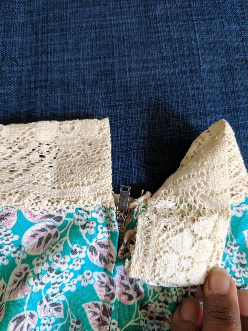 Vintage 60s 70s Womens Floral Maxi Dress Lace Neck Belt Metal Back Zipper