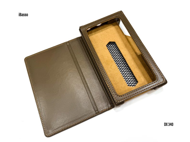 Puede incluir: Funda de cuero marr&oacute;n para un dispositivo DX340, abierta para revelar el interior. La funda tiene una abertura rectangular para la pantalla y una secci&oacute;n cubierta de malla. El logotipo de iBasso es visible en la parte superior izquierda, y "DX 340" en la parte inferior derecha.