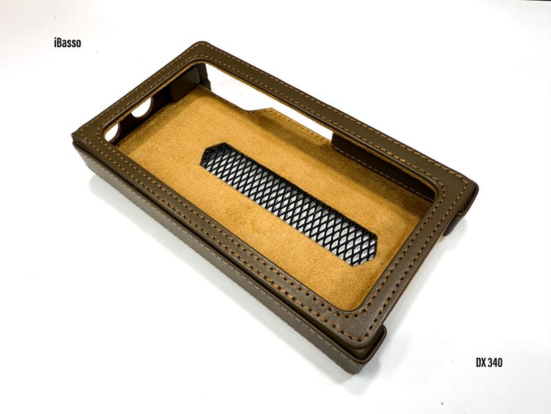 Puede incluir: Funda de cuero marr&oacute;n para reproductor de audio digital. La funda tiene forma rectangular con un borde cosido y un interior beige. Tiene una abertura cubierta con malla y los textos "iBasso" y "DX 340" son visibles.