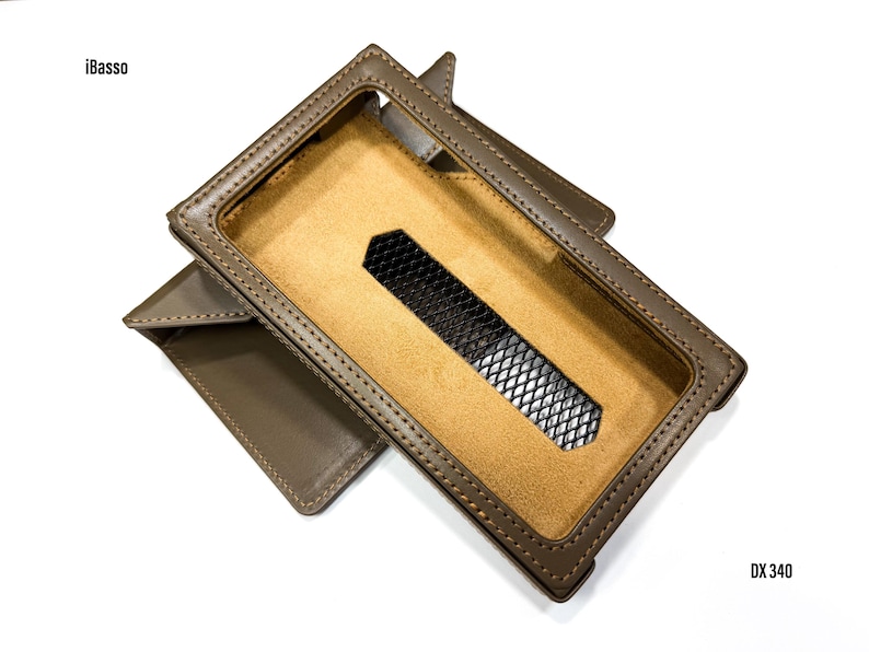 Puede incluir: Una funda de cuero marr&oacute;n para un dispositivo DX 340. La funda tiene una abertura rectangular con una inserci&oacute;n de malla negra y un interior beige. La funda est&aacute; abierta, revelando el interior, y el logotipo de iBasso es visible.