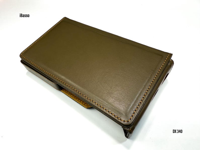 Puede incluir: Funda de cuero verde oliva con costuras. La funda rectangular est&aacute; dise&ntilde;ada para guardar un dispositivo. El texto "iBasso" est&aacute; en la esquina superior izquierda y "DX 340" en la inferior derecha.