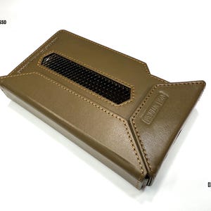 Puede incluir: Funda de cuero verde oliva con un detalle de malla negra. La funda tiene un dise&ntilde;o cosido y el texto "iBasso" es visible. Tambi&eacute;n es visible el texto "DX 340". La funda est&aacute; dise&ntilde;ada para guardar un reproductor de m&uacute;sica port&aacute;til.