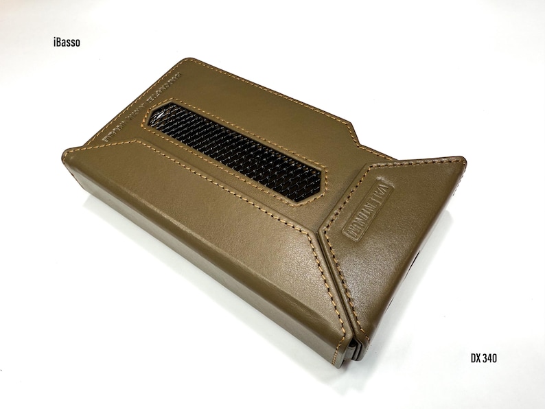 Puede incluir: Funda de cuero verde oliva con un detalle de malla negra. La funda tiene un dise&ntilde;o cosido y el texto "iBasso" es visible. Tambi&eacute;n es visible el texto "DX 340". La funda est&aacute; dise&ntilde;ada para guardar un reproductor de m&uacute;sica port&aacute;til.