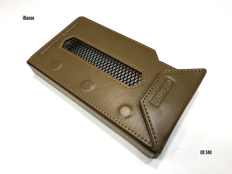 Puede incluir: Una funda de cuero marr&oacute;n con una rejilla rectangular y el texto "VALENTINUM" en relieve en el lateral. La funda tiene un borde cosido y tres hendiduras circulares. El texto "iBasso" es visible en la parte superior izquierda y "DX 340" en la inferior derecha.
