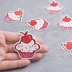 Geborduurde patch kersencupcake, opstrijkappliqué, voedselbadge (2 inch)