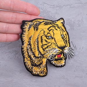 Parche termoadhesivo bordado de cabeza de tigre. Parche grande de animal para chaqueta, mezclilla y mochila. Aplique llamativo - 9 cm