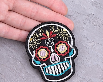 Toppa ricamata con teschio di zucchero / Applicazione termoadesiva del Giorno dei Morti / Toppa colorata Calavera 7,3 x 5,8 cm (2,87" x 2,28")