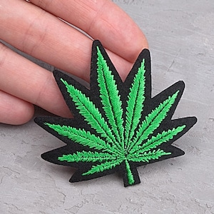 Toppa termoadesiva a forma di foglia di cannabis da 65 mm, Toppa ricamata, Toppe per amanti dell'erba, Distintivo di cannabis, Toppa a forma di foglia di pianta di marijuana - 2 9/16"