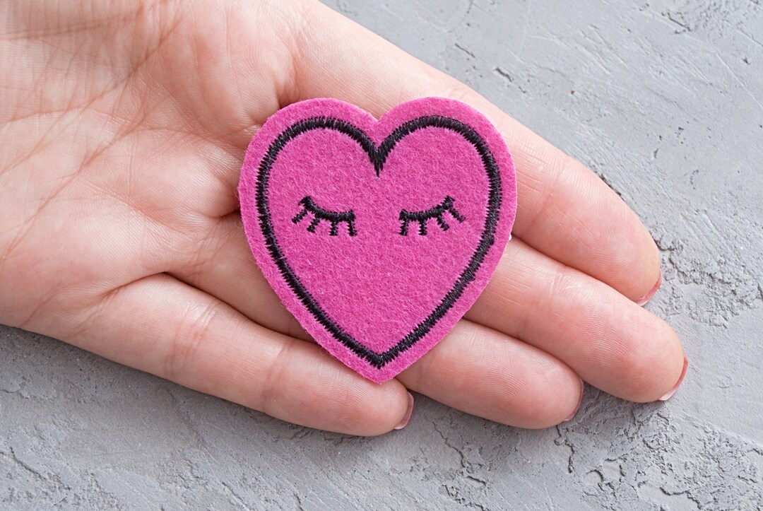Heart embroideryパッドinアメスリタン Pink Heart With Sleeping Eyes Patch 50mm, Love With Eyelash
