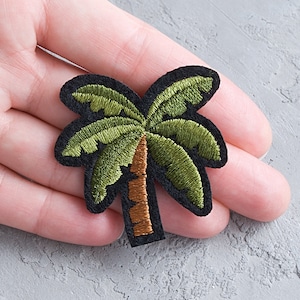 Olivgrüner Palmenaufnäher 50 mm. Gestickter Aufnäher zum Aufbügeln für Tropisches Liebhabergeschenk, für Jacke, Kleidungsreparatur und Dekoration - 2 "