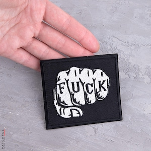 Parche bordado con palabra de cuatro letras en el puño: aplique termoadhesivo punk rock. Parche llamativo para chaqueta, chaleco, mochila y bolso de mano.