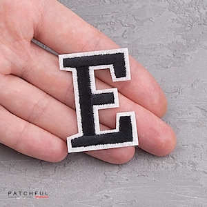 Parche negro con la letra E con adhesivo para planchar, aplique de letras decorativas, parche bordado con el alfabeto para camisetas, jeans, chaquetas, calcetines y bolsos