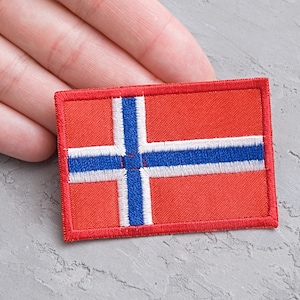 以下が含まれることがあります： ノルウェーの国旗が刺繍された赤い、白、青のパッチです。