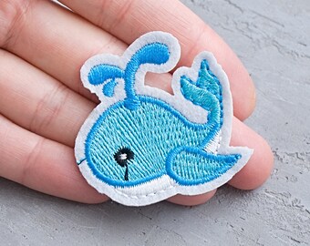 Minimalistische blauwe walvis patch, geborduurd oceaanmotief (45 mm)