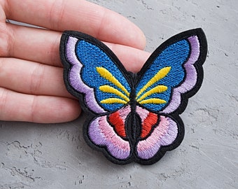 Fröhlicher Schmetterlingsaufnäher 73 mm, Aufbügelaufnäher, Gestickter Aufnäher, Aufnäher für Jacken, Niedlicher Kunstaufnäher.