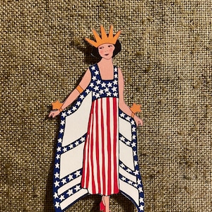 Tailles jusqu'à 17" style vintage art déco femme americana 4 juillet drapeau patriotique des Etats-Unis robe, décoration de papier cartonné découpé à la main couronne, décorations de cupcakes
