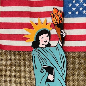 Dimensions jusqu'à 17 po. Style vintage Americana, 4 juillet, États-Unis, patriotique, Lady Liberty avec torche, carte de décoration en papier cartonné découpé à la main, décorations de cupcakes aussi