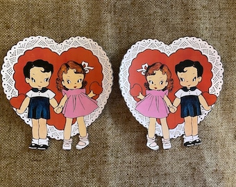 サイズ最大11インチ、ヴィンテージ 1940年代スタイル レプリカ 男の子、女の子 ピンクドレス 手を繋いでハート バレンタインデー ハンドカット カードストック デコレーション カップケーキトッパー