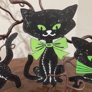 Chat noir assis de style vintage avec des yeux verts et un noeud vert, décoration Halloween en papier cartonné découpé à la main, décoration pour cupcakes