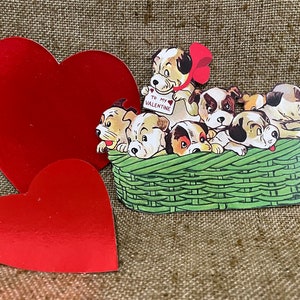 Tamaños de hasta 14" Vintage 1940s Style Repro Dogs Cachorros en cesta verde Día de San Valentín Decoración de cartulina cortada a mano, Manualidades, Adornos para cupcakes