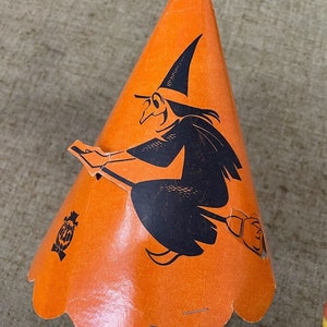 Auténtica bruja dimensional vintage de los años 40 en escoba en forma de cono sombrero de fiesta cartón decoración de fiesta de disfraces de Halloween