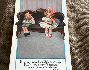 NOS Circa 1900 Antike Vintage authentische Reinthal & Newman Postkarte Junge schmollend auf Couch, Mädchen küsst Welpe Hund, Nr. 315 Valentinstag