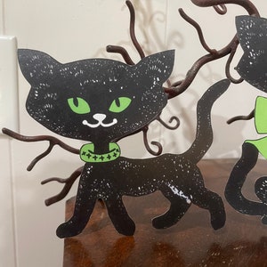 Chat noir debout de style vintage jusqu'à 25 cm avec yeux verts et noeud vert, décoration Halloween en papier cartonné découpé à la main, décorations de cupcakes