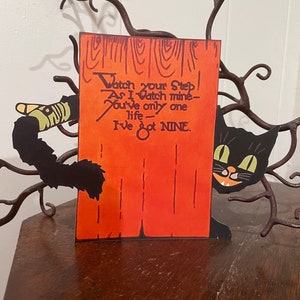 Taille jusqu'à 25 cm, style vintage, chat neuf vies caché derrière une clôture avec queue blessée, décoration Halloween en papier cartonné découpé à la main, décoration de cupcakes