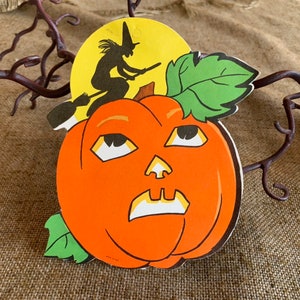 NOS Auténtica Vintage 1920's Art Deco Bruja en escoba Volando sobre JOL Calabaza Cartón Decoración de Halloween