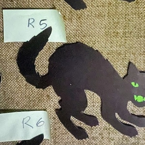 Choix d'un authentique chat noir découpé avec des matrices Dennison vintage, yeux verts, tête à droite ou à gauche, 1 décoration en carton pour fête d'Halloween aux yeux jaunes