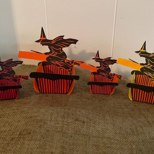 Choix de 3 tailles reproduction de style vintage de sorcière sur balai des années 1920 faveur de fête d’Halloween, récipient à bonbons, tasse à noix, tailles pour cupcakes aussi