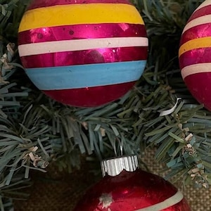 Wählen Sie Vintage 2" Across 1940er Jahre Shiny Brite Round Pink mit handbemalten Streifen Mercury Glass Christmas Ornament
