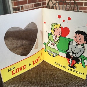 NOS Vintage 1952 Barker Litho gedruckte mechanische Valentinskarte, Junge bewegt sich näher an Mädchen auf der Couch, um einen Kuss zu bekommen